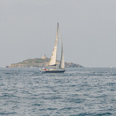 Paysage dans les calanques entre Marseille et Cassis avec un voilier © Bernard