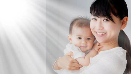 赤ちゃんを抱きしめるお母さん