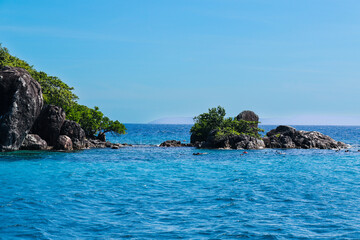 Naklejka premium Beautiful sea with clear sky and island