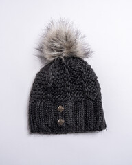 Graue Winter Mütze freigestellt