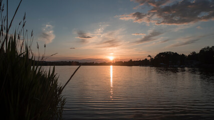letni zachód słońca nad jeziorem