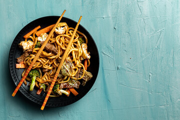 Hot and fresh meat yakisoba with fresh vegetables.