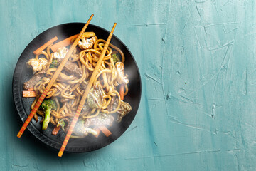 Hot and fresh meat yakisoba with fresh vegetables.