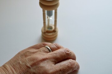 シニアの手　砂時計　イメージ　背景