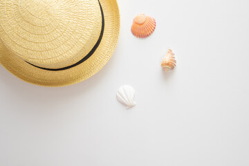 背景素材　爽かな陽射しを浴びた可愛い麦わら帽子と貝殻