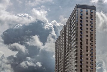 Obraz premium High house and threatening clouds
