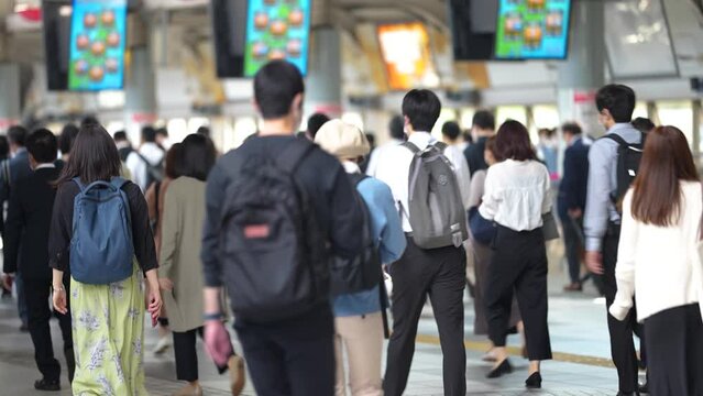 品川の通勤ラッシュの映像