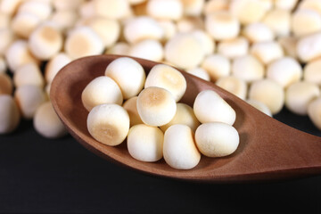 沢山のタマゴボーロとスプーンの上のタマゴボーロ