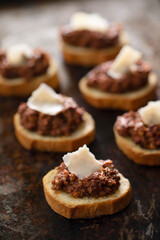 MUSHROOM & SUN-DRIED TOMATO TAPANADE ON CROSTINI ROUNDS