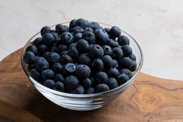 ガラスの器に盛ったたくさんのブルーベリーのアップ