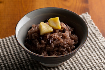 食卓のテーブルの上に茶碗に盛った栗赤飯