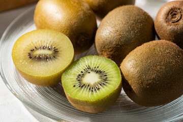 グリーンキウイとゴールドキウイをガラスの器にたくさん盛りつけます