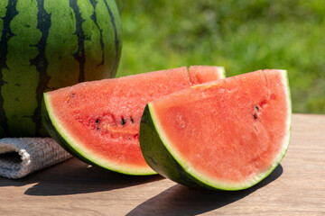 夏の屋外の畑で収穫された、新鮮な採れたてスイカをカットします