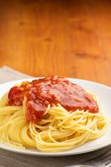 お皿に盛り付けたミートソーススパゲッティ