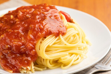 お皿に盛り付けたミートソーススパゲッティ