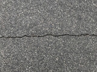 道路のひび割れ（横に一直線）