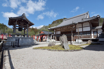 Fototapeta premium 永興寺 鐘楼と本堂 京都市山科区
