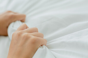 Obraz na płótnie Canvas hand holding white blanket