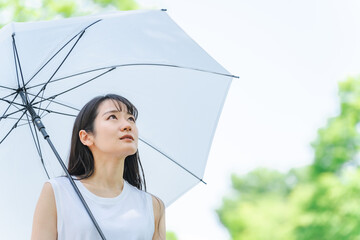 梅雨に傘を持ったアジア人女性(困る)
