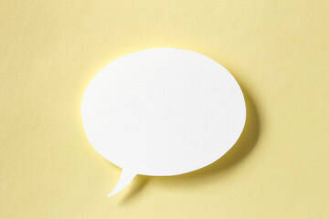 黄色の背景に白い吹き出し