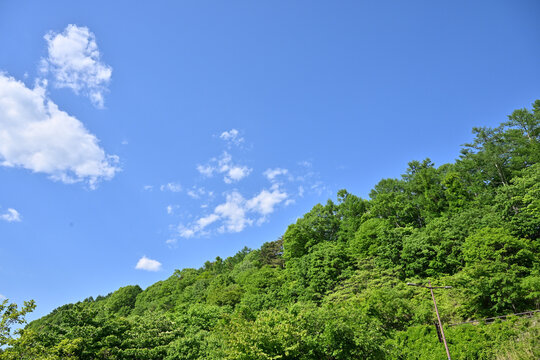 夏の登山のイメージに使いやすい晴天の山