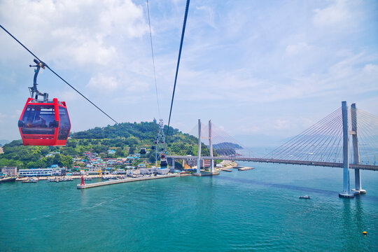 Yeosu Maritime Cable Car is the first of its kind in Korea, connecting Dolsan Island and the mainland over the ocean.