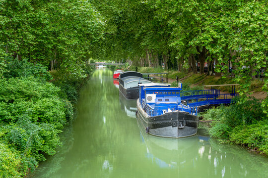 Scenic view of Canal de Brienne with barges moored, Toulouse France