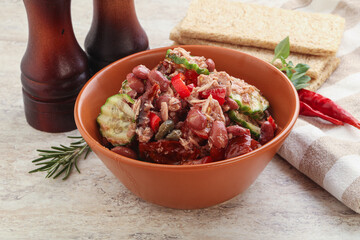 Tuna salad with bean and tomato