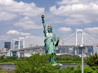 Fototapeta premium お台場海浜公園の自由の女神像。2022年5月、東京都港区にて撮影。