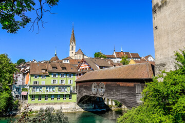 Fototapeta premium Stadt Baden, katholische Kirche, Altstadt, Altstadthäuser, Holzbrücke, Landvogteischloss, Limmat, Fluss, Flussufer, Uferweg, Aargau, Sommer, Schweiz