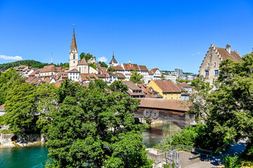 Stadt Baden, katholische Kirche, Stadtturm, Altstadt, Schlossberg, Ruine, Altstadthäuser, Holzbrücke, Landvogteischloss, Limmat, Fluss, Flussufer, Uferweg, Aargau, Sommer, Schweiz