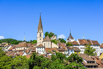 Obraz premium Stadt Baden, katholische Kirche, Stadtturm, Wehrturm, Altstadt, Schlossberg, Ruine, Altstadthäuser, Limmat, Fluss, Aargau, Sommer, Schweiz