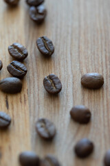 Kaffeebohnen auf einem Holzbrett