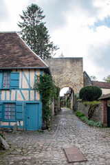 Fototapeta na wymiar Gerberoy, Maison à colombages et la tour porte. Oise. Picardie. Hauts-de-France 