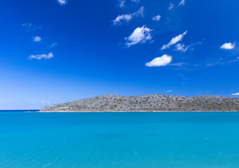 Landzunge umrahmt von Blau - Himmel, Meer, Wolken in der Mirabello Bucht bei Eloundo - Kreta - Griechenland