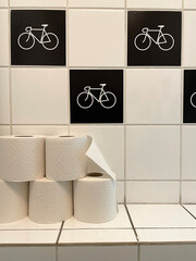 papier toilette et vélo