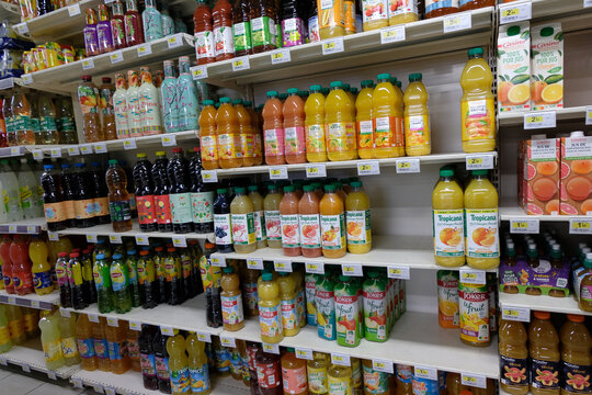 Vannes, France, 26 mai 2022 : Rayon d'un supermarch&eacute; Casino avec des bouteilles de jus de fruit