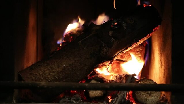 Knisterndes Kaminfeuer flackert im Ofen oder Kamin als Kurzfilm