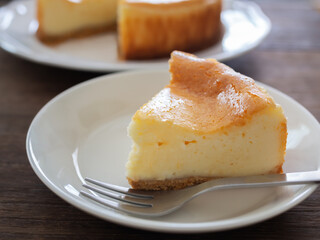 切り分けたベイクドチーズケーキ