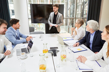 Junger Business Mann hält Vortrag in Meeting
