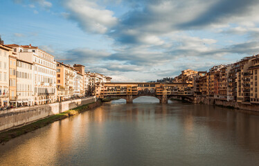 Fototapeta na wymiar Ponte Vecchio on river Arno in early morning, Florence, Italy 