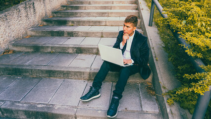 empresario buscando inspiración al aire libre, joven emprendedor trabajando en la calle, hombre...