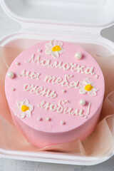 Pink bento cake with flowers for mom. Translation: 