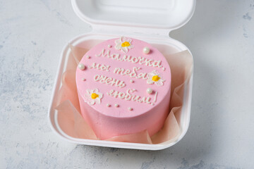 Pink bento cake with flowers for mom. Translation: 
