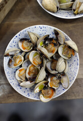 berberechos al vapor abiertos en cuenco