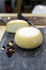 Queso artesanal con frutos seos en tabla de queso