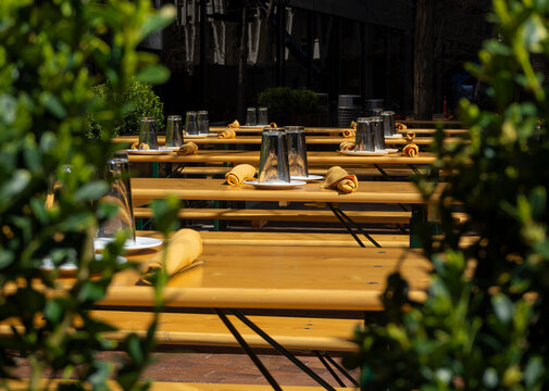 mesas  de cerca de restaurante cafetería en terraza exterior un día soleado sin gente