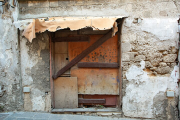 Fototapeta na wymiar Abandoned wooden door