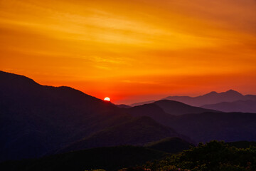 Fototapeta na wymiar Sunrise above the mountains