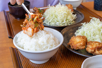 ご飯の上にキムチを乗せるイメージ